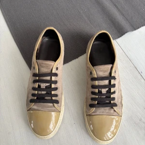 Lanvin skor - Tja! Säljer mina sjukt feta lanvins i storlek 9 43-44 som är perfekta nu till våren. De är lagade i hälen syns på bild 3. Hör av er vid minsta lilla fundering. 