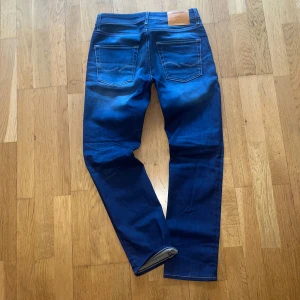 Feta Jack & Jones jeans - Snygga blå jeans från Jack & Jones med fet tvätt och färg | Mycket bra skick | Nypris 900kr | slim/straight passform | Hör av er vid minsta fundering🤗