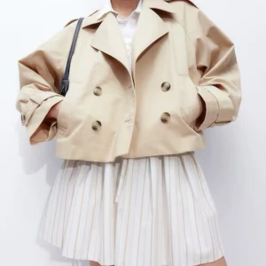 Beige croppad trenchcoat - Snygg beige croppad trenchcoat med dubbelknäppning och stora knappar. Slutsåld, liten i storlek så är bra för mig som har storlek M☀️🫶🏻💝