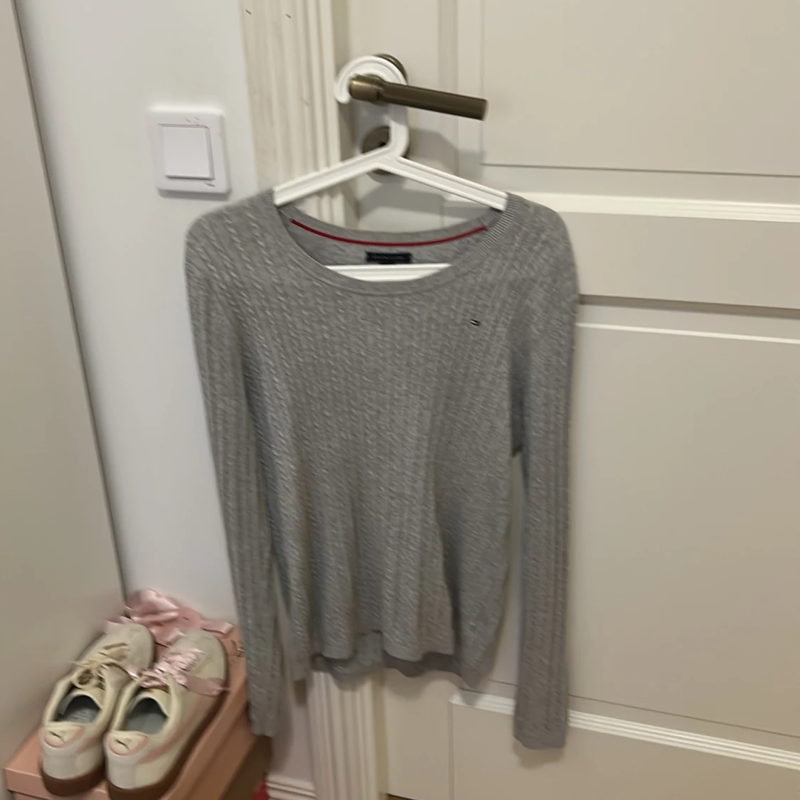 Grå stickad tröja från Tommy Hilfiger