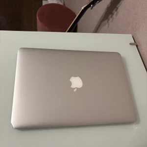 MacBook Air (bärbar dator) - Säljer min MacBook Air (2015). Den fungerar som den ska, säljer pga att jag fått en ny. Passar perfekt till skolarbete och jobb. Om ni bläddrar i bilderna ser ni de upptäckta synliga skadorna, inget som påverkan datorns funktion. Ni kan även kontakta mig på: 0705565283 simelle.g@gmail.com  Med vänliga hälsningar, Simelle