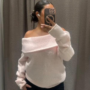 Ljusrosa offshoulder tröja från Gina tricot - Säljer en superfin ljusrosa offshoulder tröja. Endast använd 2 gånger. Köpte den för 400kr
