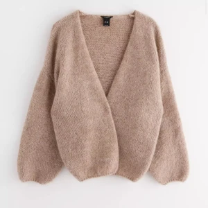 Beige stickad kofta från Lindex - En beige kofta från Lindex. Använt en gång och är som ny, storlek XS/S. Pris 400kr nypris 340kr 💗