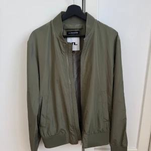 J.Lindeberg Bomberjacka - Snygg olivgrön bomberjacka från J.Lindeberg. Felfri. Storlek M.