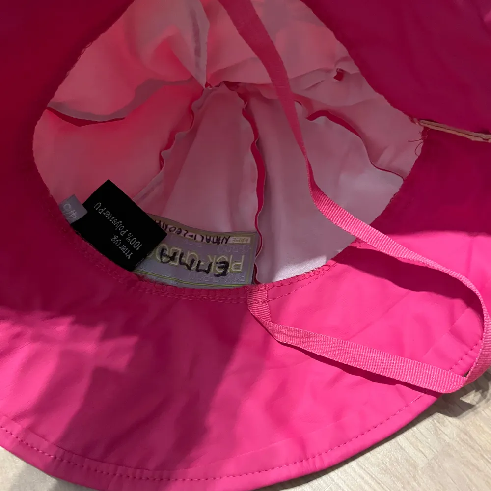 Snygg rosa hatt från Pluma med ett unikt snigelmotiv framtill. Tillverkad i 100% polyester PU, vilket gör den både lätt och hållbar. Perfekt för att ge en färgklick till din outfit!. Asusteet.