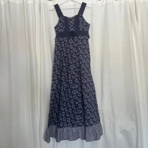 Vintage klänning - Äkta vintage maxiklänning med mönster. Förmodligen från 70-talet. Påminner om Gunne Sax klänningar. Gjord i England. 100% bomull. Jag är 176 cm för referens
