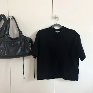 Ny stickad T-shirt - Säljer min stickad T-shirt från Gina tricot i svart! Passar XS-M! 💕 endast testad! Svarar på alla prisförslag & frågor! ⭐️