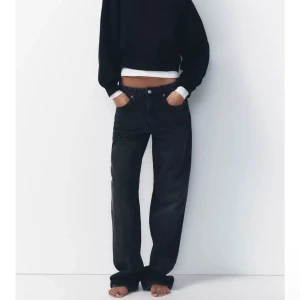 Svarta jeansbyxor - Snygga svarta jeansbyxor med medelhög midja och en avslappnad, rak passform. Perfekta för en stilren look. Klassisk femficksdesign och knappgylf. Använda 1 gång och annars helt nya så super bra skick!🥰Strl 32