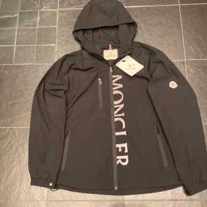 Svart vindjacka från Moncler - Snygg svart vindjacka från Moncler med huva säljer och byter kom med förslag ☺️storlek typ mitt emellan s och m men har väldigt bra passform. Kom gärna med frågor 🙃säljer billigt vid snabbt köp🤩