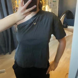 Oneshoulder topp - Snedskuren topp från Zalando. Aldrig använd, lappen kvar. Storlek S. 🤍🤍