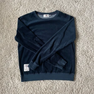 YMR froté tröja - En riktigt snygg froté sweatshirt från YMR. Den är använd men i relativt bra skick. Storlek Xs och true to size. Hör av dig vid frågor eller funderingar!