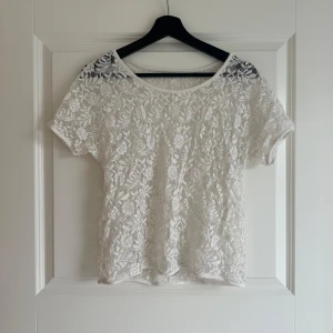 Spets Tröja - Jätte fin vit spets tröja perfekt nu till sommaren men som kommer inte till användning. Ingen lapp så vet inte märke eller storlek men skulle tippa på S. Skriv för mer information🙃 