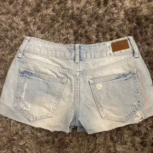 Jeansshorts - Jeansshorts från river island. Säljs då de ej passar. Inga tydliga defekter. Kan eventuellt gå ner i pris vid snabb affär. Hör av dig vid funderingar❤️