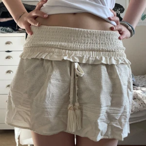 Kjol  - Jättefin kjol från Zara! Bara använd några gånger så i väldigt bra skick. Perfekt nu till sommaren💓