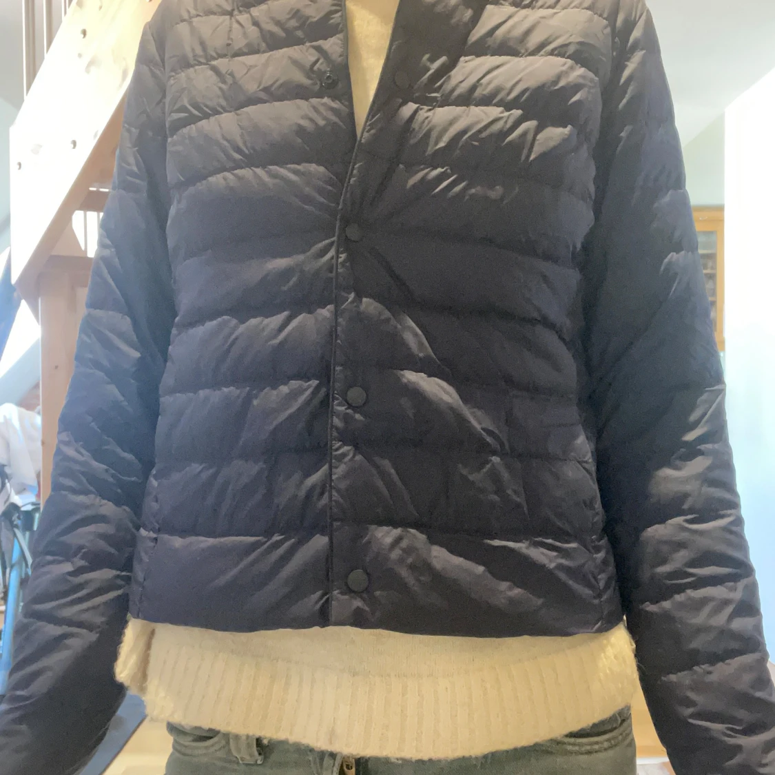 Mörkblå tunn pufferjacka från Uniqlo