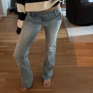 Ljusblå bootcut jeans - Ljusblåa bootcut jeans lågmidajde 