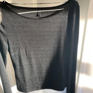 Svart glittrig långärmad topp från ONLY - Jätte fin glittrig topp från Only. Den är aldrig använd men den sitter väldigt fint på, armarna är lite ”utsvängda” där nere vid handleden. Den är väldigt tunn så funkar bra även i sommar🩷