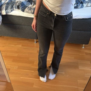 Jeans  - Superfina svarta jeans med slits💘💘