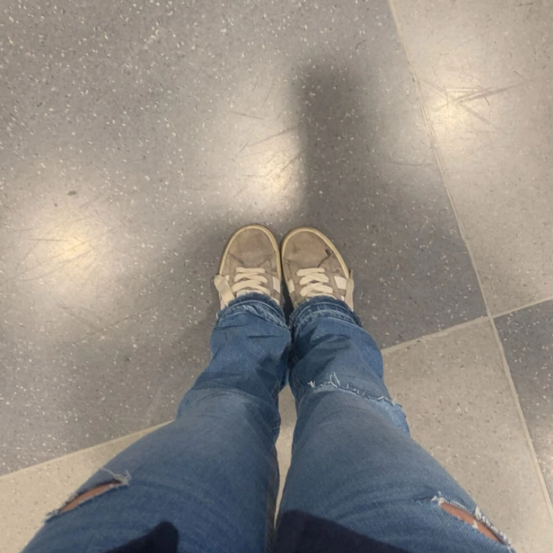 Blå slitna jeans med raka ben - 1