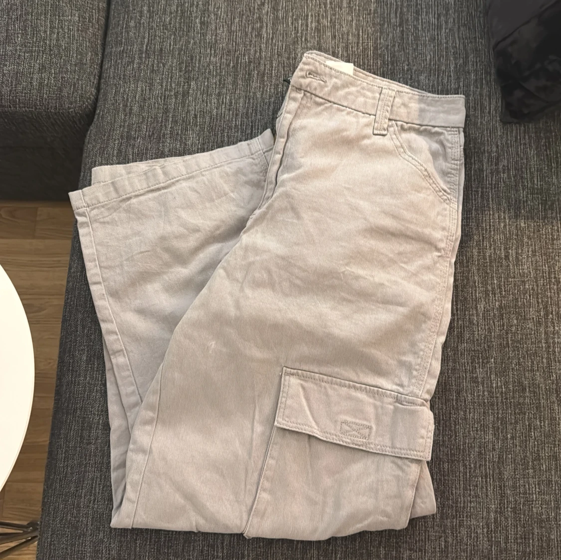 Grå cargobyxor med fickor - 2