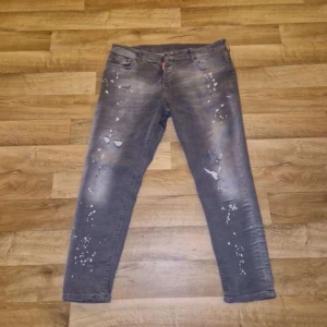Grå jeansbyxor från Dsquared2 - Grå jeansbyxor från dsquared2. Klassisk femficksmodell med knappgylf och bälteshällor. Raka ben och låg midja. Perfekta för en avslappnad streetstil.