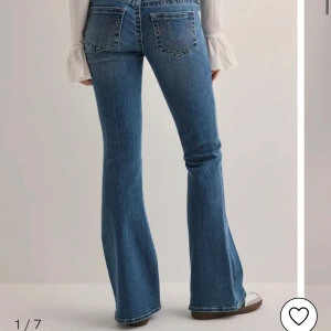 True religion low waist - Säljer dessa assnygga true religion jeans. Knappt använda då de är lite för stora för mig. Pyttelitet slitage längs ned vid ”fötterna” som knappt syns. Slutsålda i flera storlekar och nypris är 1399 och jag säljer dessa för betydligt lägre trots väldigt bra skick!! Hör gärna av er för frågor m.m💕