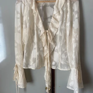 Fin blus - Jättefin volang blus från Gina som är helt oanvänd med lapp kvar. Sitter bra på mig som vanligtvis har S-M men lite bredare axlar pga sport. Jättehärlig nu till sommaren