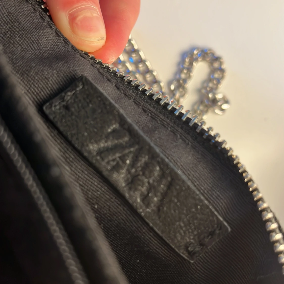 Svart axelväska med kedja från Zara - 1