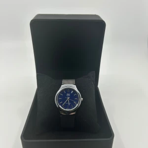 Q&Q klocka / unisex / - Q&Q klocka / unisex /  Skick: fint skick med fungerande batteri.  Fås med en klockbox (inte alltid nödvändigtvis den som är på bild om det inte är original som tillhör klockan).   Övrigt skick enligt bilder.  Tveka inte att fråga om du undrar något.  Kolla gärna in våra andra klockor i profilen :)  Villkor mm finns i profilen Mvh Refinedwatches