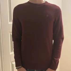 Vinröd merinoulls tröja från Morris - En riktigt snygg och stilren vinröd stickad tröja, den är ifrånfrån Morris i storlek Small (100% merinoull). Nypris 1600kr köpt på Morris hemsida. Tröjan är helt ny, använd 2 gånger! 