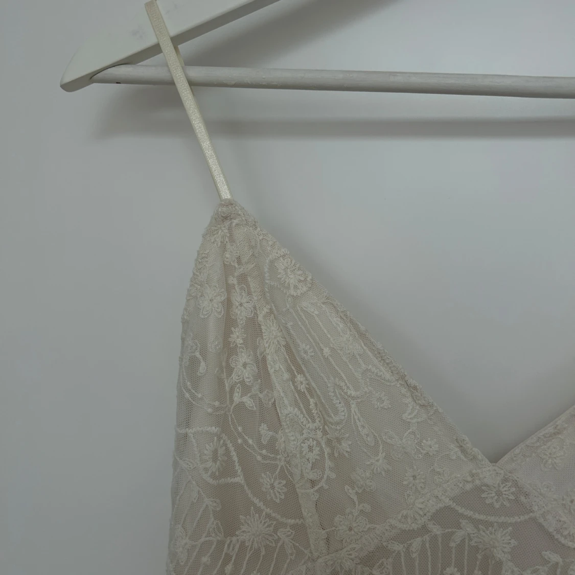 Vit spetsklänning med smala axelband - 2