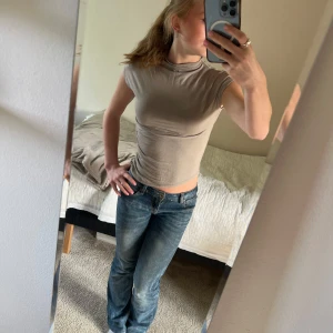 Tajt beige topp - Säljer denna beiga tröjan från lager 157. Den är skrynklad på ena sidan. Bara använd ett fåtal gånger då färgen inte passar mig