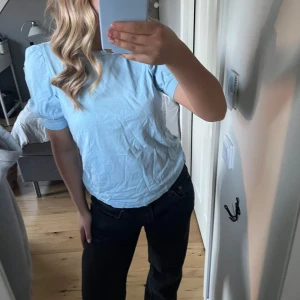 Ljusblå topp med puffärm från Vero Moda - Säljer en ljusblå topp från Aware by Vero Moda i storlek XS. Toppen har korta puffärmar och rund halsringning. Perfekt för dig som gillar en enkel men söt stil. Materialet känns mjukt och bekvämt🥰🥰