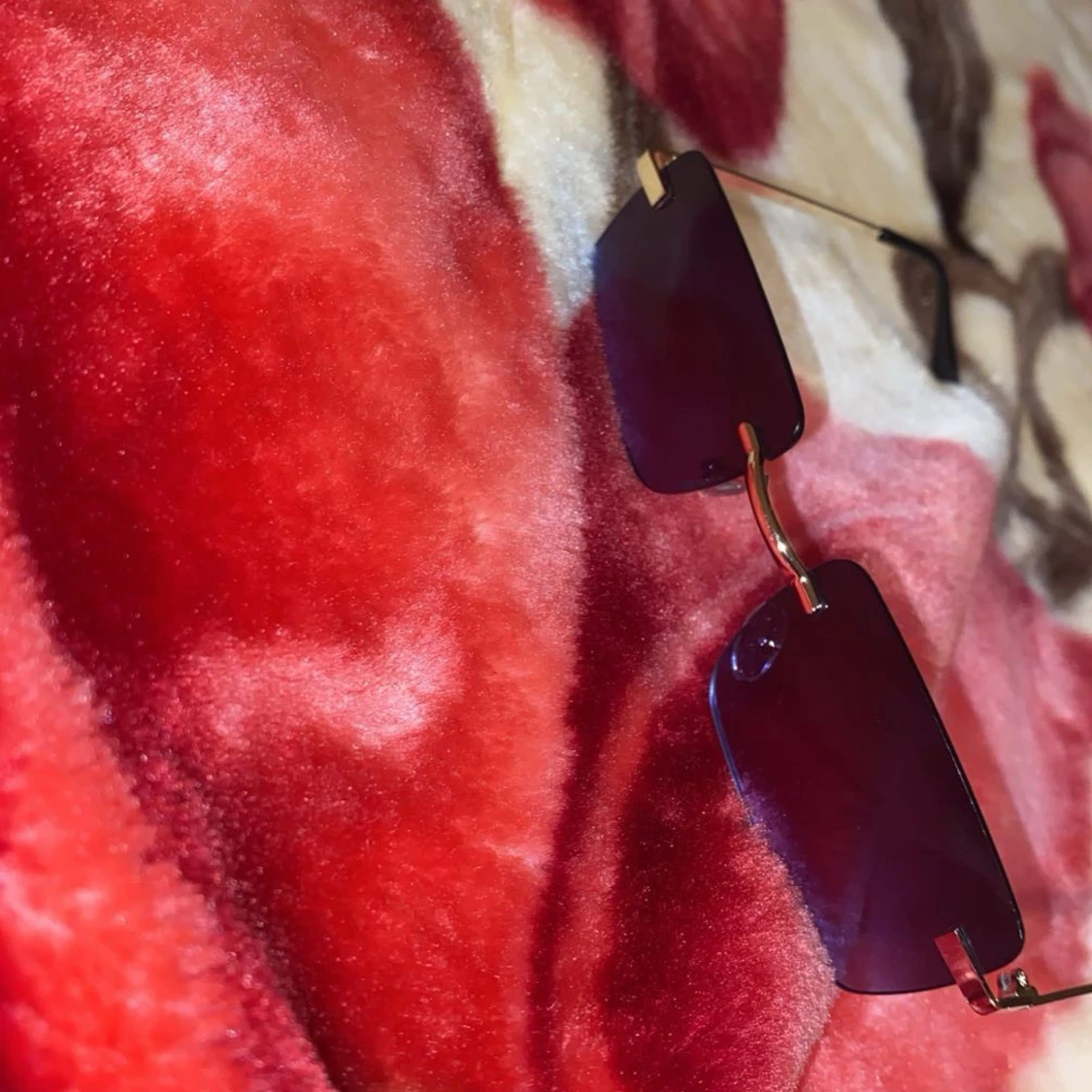 Svarta rektangulära solglasögon med gulddetaljer - 2