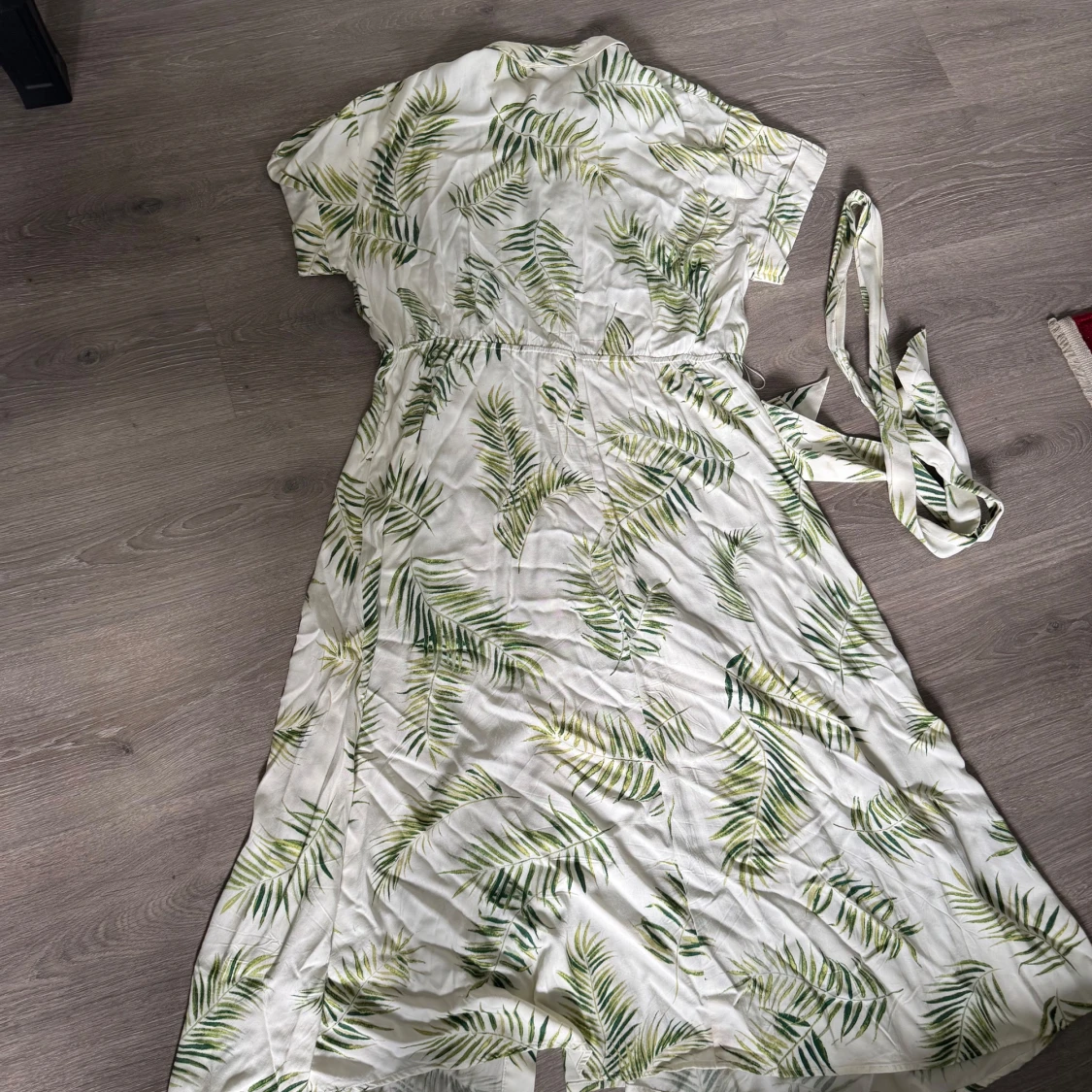 Vit klänning med grönt palmbladsmönster från H&M - 2