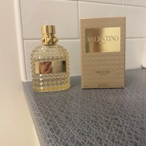 Valentino Uomo Born In Roma The Gold EdT 100ml - Valentino Uomo Born in Roma The Gold. Minst 75/100ml kvar. Nypris 1300kr