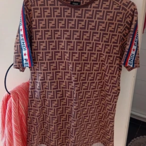 Fendi×FILA T-shirt  - Säljer en väldigt snygg Fendi och fila collab tshirt. Välanvänd, men går fortfarande att använda, inga fläckar eller hål, en aning nopprig men har man tålamod kan man fixa det problemet. Strl: Large