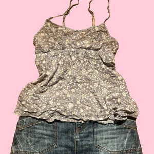 Sommartopp - Säljer denna jättegulliga sommartopp. Färgen som toppen har i verkligheten syns bäst på bild ett och tre. Är du intresserad av jeanskjolen som är med på först bilden så ligger den ute på min plick också! Skriv gärna om du har fler frågor!