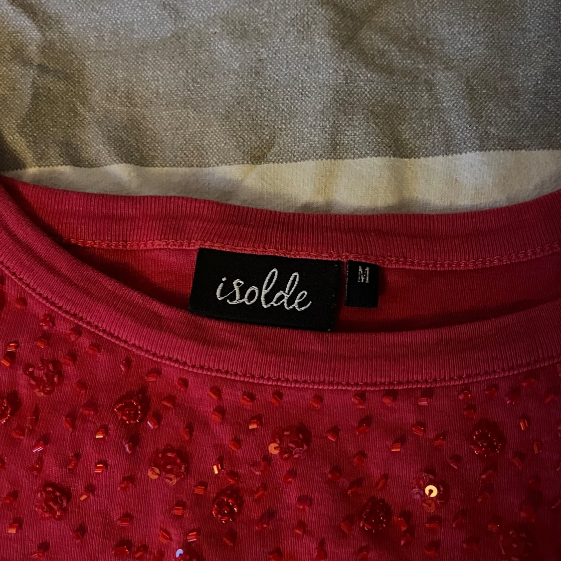 Röd linnetopp med paljetter från Isolde - 1
