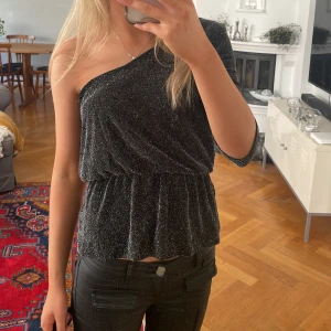 Glittrig topp - Säljer denna jättefina toppen som tyvärr satt för stort på mig. Perfekt för fest eller middagar 🥰 hör av dig för fler frågor