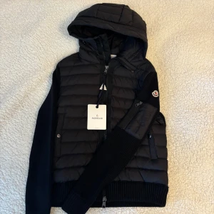 Moncler Cardigan  - Säljer en helt ny cardigan som är för liten på mig. Storleken passar både Medium och Small. Hör av er vid fler frågor!