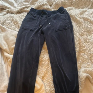 Mörkblå mjukisbyxor från Juicy Couture - Mörkblå mjukisbyxor från Juicy Couture med raka ben. Super köna men andvänd inte lägre pga att jag har ett par andra och har bara dom andra när jag e hemma. pris kan diskuteras💞
