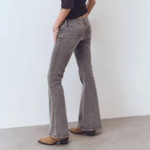 Grå bootcut jeans - Säljer ett par grå bootcut jeans med låg midja som inte har kommit till användning 💕