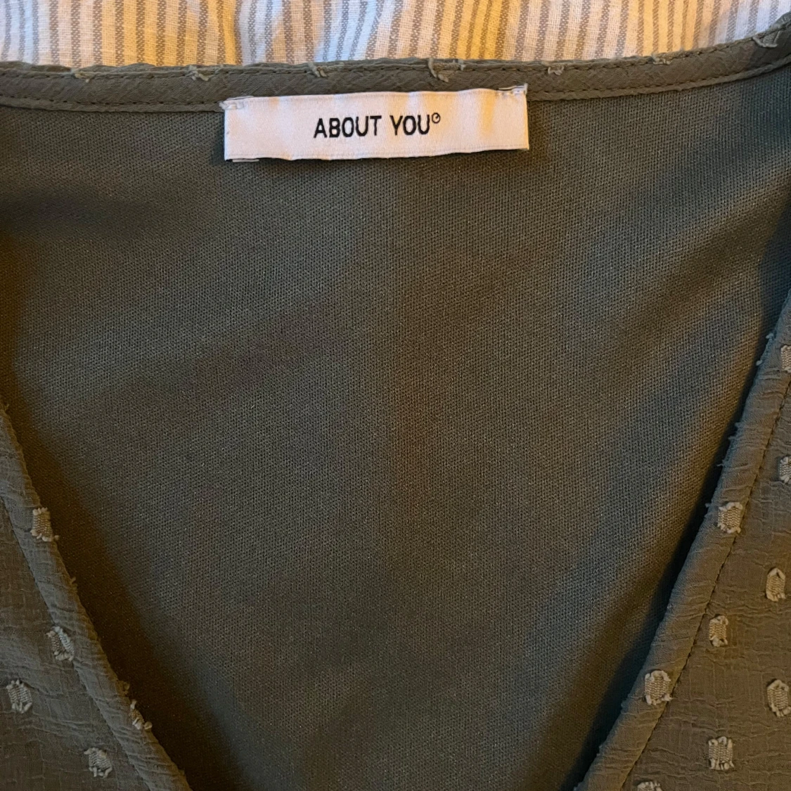 Grön blus med prickigt mönster från About You - 4