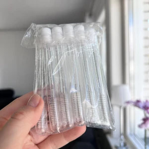 Fransborstar med fodral - Säljer ett paket med 9st fransborstar/spoolies med smala cylinderformade fodral som gör att de inte blir smutsiga. Önskar du veta exakta mått? Tveka inte att höra av dig!