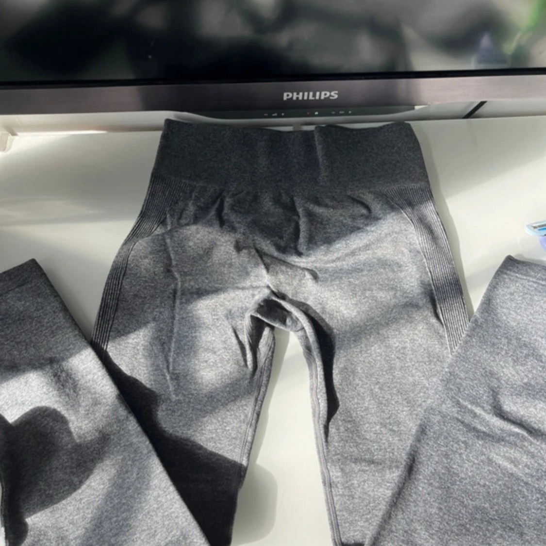 Grå ribbade träningstights från Gymshark - 3