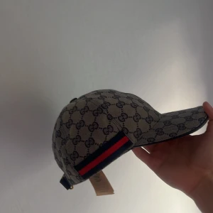 Gucci canvas navy blue  - Gucci canvas navy blue keps i storlek M för herrar. Oanvänd. Passar perfekt till sommaren och ger din outfit en extra touch. 