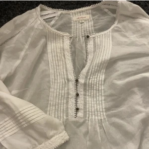 Vit blus  - Så fin, lite genomskinlig som man kan se på bilden!🩷 
