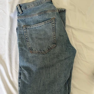 Blå jeansbyxor från 157 - Klassiska blå jeansbyxor från 157 med fem fickor och raka ben. Byxorna har normal passform och stängs med dragkedja och knapp. Perfekta för en avslappnad stil och funkar året runt.