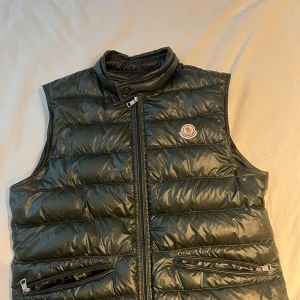 Moncler gui väst - Tjena! Säljer min fina moncler väst som jag köpt på merchsweden. Skicket är 9/10 och har inte nån skada vad jag kan se. Är det någon fråga eller om ni vill ha fler bilder är det bara att slå en pling